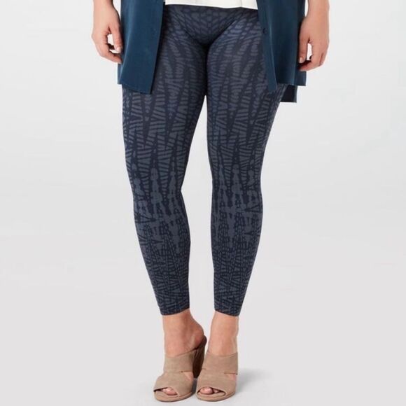 SPANX FL3515 Look At Me Now
Seamless Leggings Indigo Geo Size Large Blue Navy - Picture 10 of 12